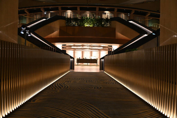 Marina Bay, Singapore - September 3, 2022: The Interiors of a Luxury Hotel in Marina Bay - Foto, Imagen