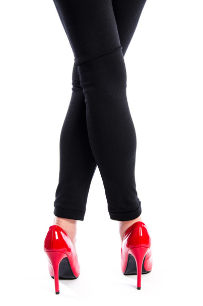 真っ赤なハイヒールの靴を履いている女性 - 写真・画像