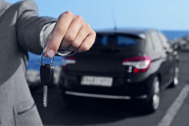 человек, предлагающий ключ от автомобиля обсерверу
 - Фото, изображение