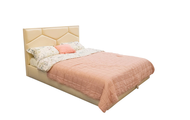 Двуспальная кровать изолирована на белом фоне
 - Фото, изображение