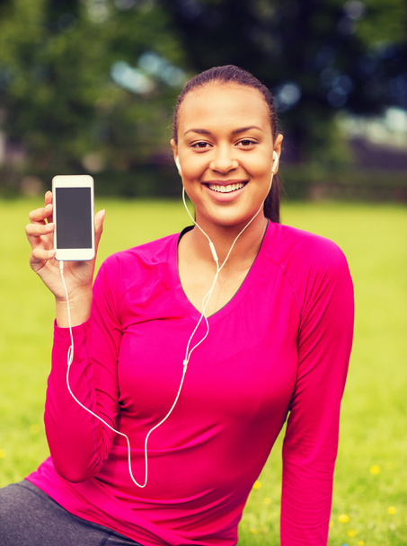 smiling african american woman with smartphone - Foto, Imagen