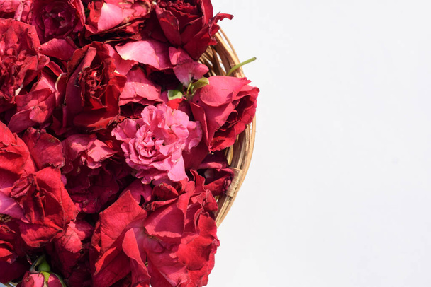 バスケットに新鮮な赤バラの花。白い背景にバラの新鮮な花のトップビューでは、フォントのテキストの願いを書くための空白のスペース。背景画像のバラ - 写真・画像