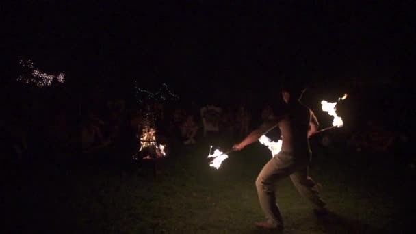 Ειδίκευσης φωτιά χορεύτρια εκτελεί με δύο στηρίγματα προσωπικό πυρκαγιά έξω, αργή κίνηση (240 fps) - Πλάνα, βίντεο