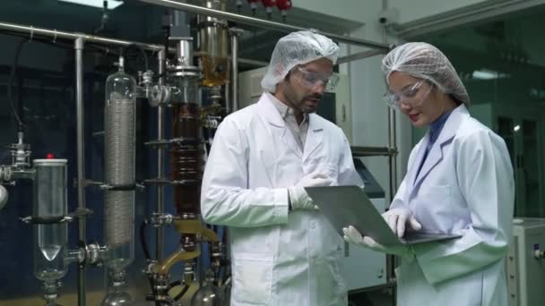 Dva vědec v profesionální uniformě pracující v léčebné laboratoři pro chemické a biomedicínské experimenty - Záběry, video