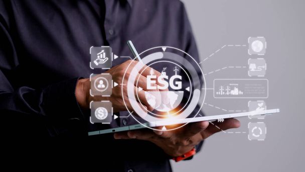 Çevresel, sosyal ve sürdürülebilir iş yönetimi için ESG simgeleri kavramında kirliliği azaltmak amacıyla yenilenebilir kaynakları incelemeye hazır bir kaşif. - Fotoğraf, Görsel
