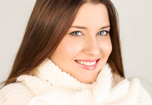 Autumn winter fashion and knitwear, beautiful woman wearing warm knitted scarf, close-up portrait - Fotó, kép