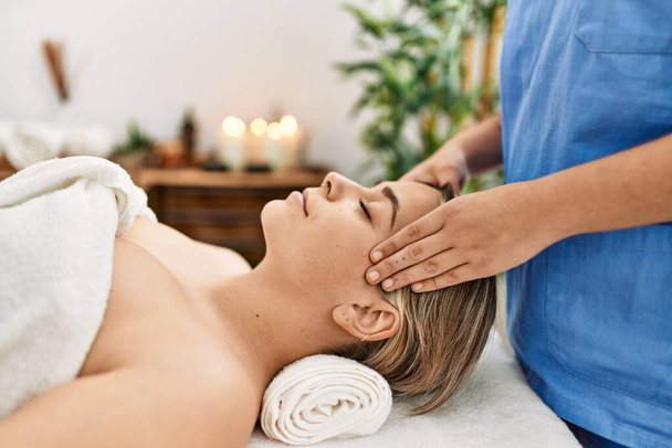 Жінка пара масаж обличчя в центрі краси
 - Фото, зображення