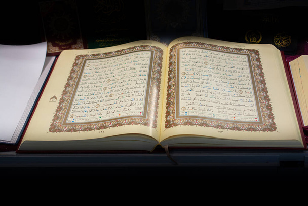 Rehal de madera con libro sagrado abierto Corán - Foto, imagen