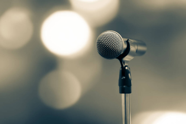 Veřejné mluvení pozadí, Close-up mikrofon na stojanu pro řečníka vystoupení prezentaci řeči s rozmazané a bokeh světlo pozadí. - Fotografie, Obrázek