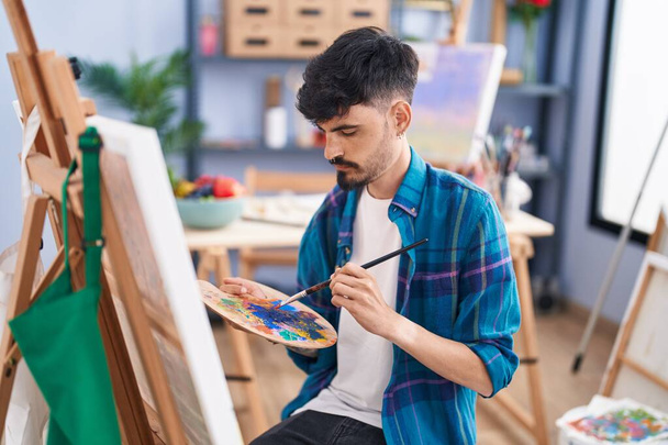 Mladý hispánec muž umělec kreslení v ateliéru - Fotografie, Obrázek
