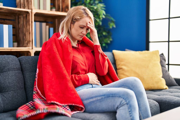 Mladá blondýna žena trpí pro bolest hlavy a žaludku doma - Fotografie, Obrázek