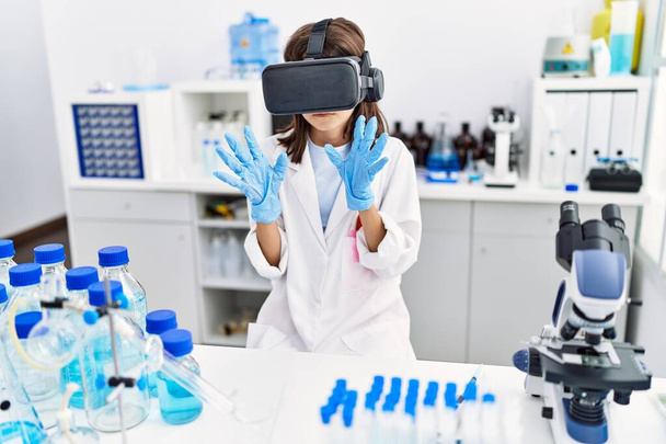 Junges hispanisches Mädchen trägt Virtual-Reality-Brille im Labor - Foto, Bild