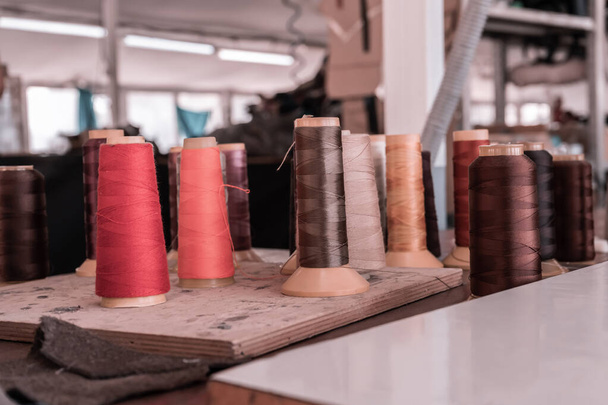 Threads of different colors in the workshop - Foto, afbeelding