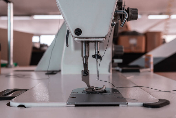 Sewing machine needles close-up in the workshop - Fotografie, Obrázek