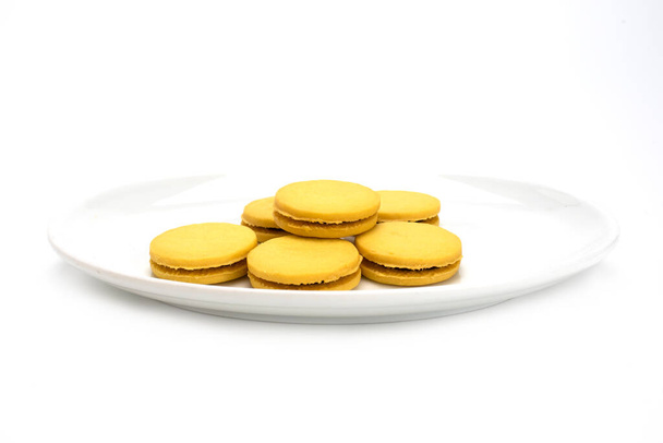 Stuffed cookies in dish isolated on a white backgroun - Foto, afbeelding