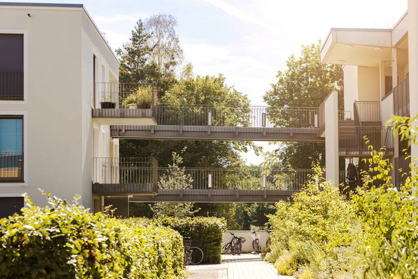 El puente entre edificios es una alternativa al ascensor. Diseño exterior moderno de Eco House con paisaje. - Foto, Imagen