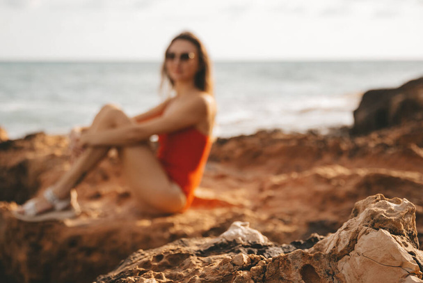 Portrait of a woman on the beach, ocean, unity with nature, healthy lifestyle. soft focus - Foto, Imagem