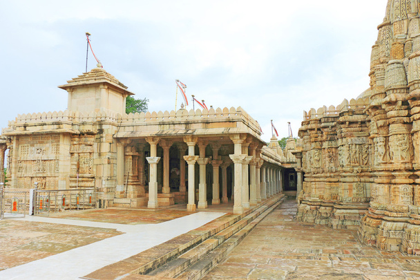 Temple dans le fort massif Chittorgarh et le terrain rajasthan Inde
 - Photo, image