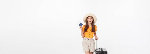 旅行バッグとカジュアル旅行で魅力的な若い女性の完全な長さは、白い背景に隔離された. - 写真・画像