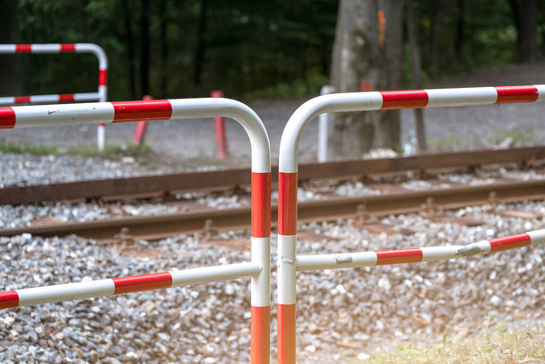Fences near the railway, prohibiting passage through the rails - Foto, Imagem