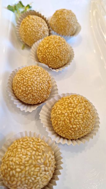 Chinese Fried Sesame Dessert Balls (Jian Dui)  - Фото, изображение
