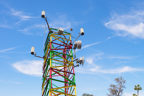 Комунікації башта барвисті Синє небо - Фото, зображення