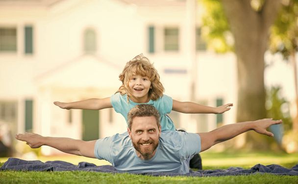 heureux papa s'amuser avec enfant se détendre ensemble sur l'herbe verte du parc, relation. - Photo, image