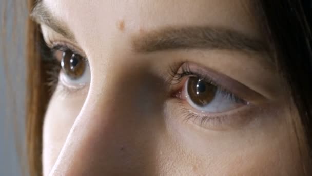 Close up view of face of a young girl before a modern eyelash lamination procedure in a professional beauty salon before the eyelash curling. Πορτρέτο μιας γυναίκας με σκούρο κραγιόν. - Πλάνα, βίντεο