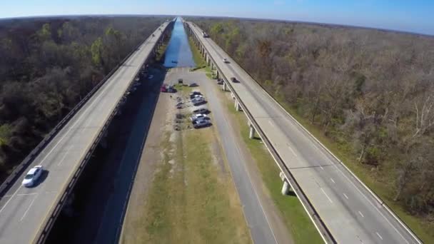 Split dálnice nad mashland v Louisianě - Záběry, video