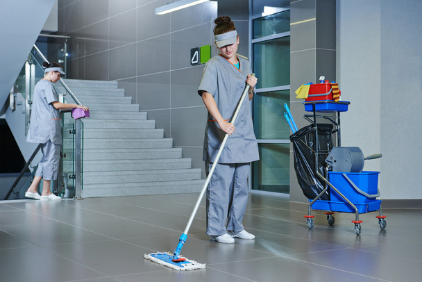 worker cleaning floor with machine - Foto, Bild