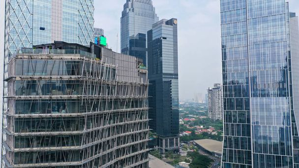Nahaufnahme der Fassade eines der Wolkenkratzer und Geschäftsgebäude in der Region Gambir im Zentrum von Jakarta, Indonesien. - Foto, Bild