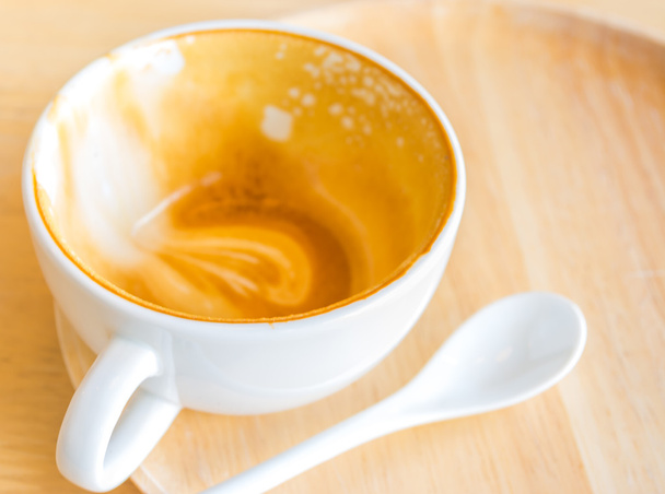 Άδειο λευκό φλιτζάνι ζεστό καφέ latte στο ξύλινο τραπέζι - Φωτογραφία, εικόνα