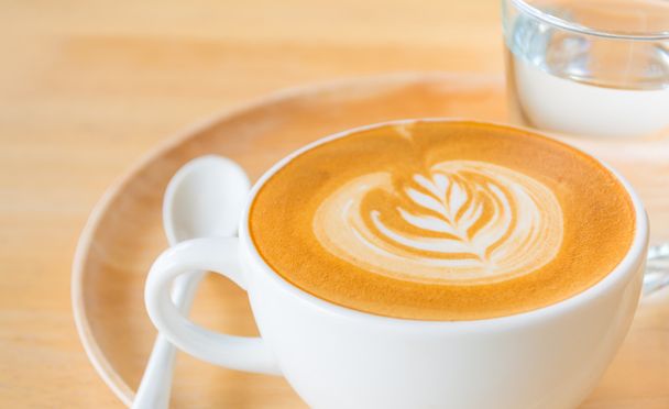 kávu latte art na dřevěný stůl. - Fotografie, Obrázek