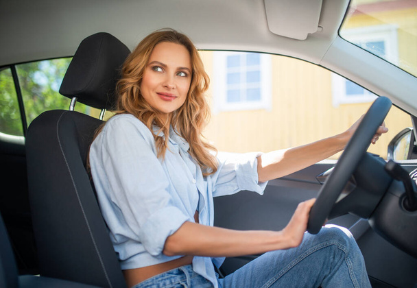 Young woman driving her car - Valokuva, kuva