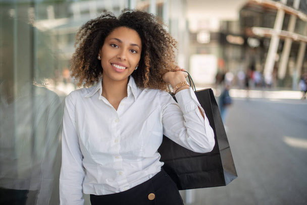 Young smiling woman holding shopping bags - Foto, Imagen
