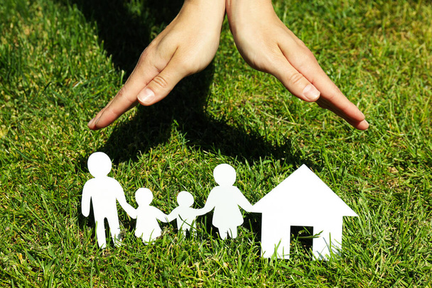 Έννοια της οικογένειας, προστασία της οικογένειας, οικογενειακά δικαιώματα, οικογενειακή υγεία - Φωτογραφία, εικόνα