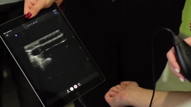 Doctor makes an ultrasound examination with a portable scanner to the patient diagnosing. - Filmagem, Vídeo