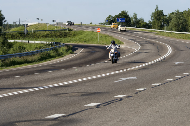 Un motocycliste sur une autoroute
 - Photo, image
