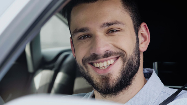 portrait of cheerful man driving auto and looking at camera - Photo, Image