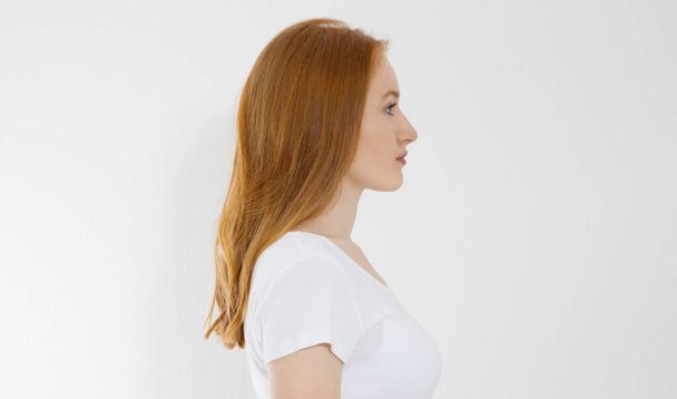 Portrait de profil de fille caucasienne aux cheveux roux avec des cheveux longs et brillants femelles droites isolés sur fond blanc. Belle femme modèle européen avec coiffure droite. Espace de copie. Bannière - Photo, image