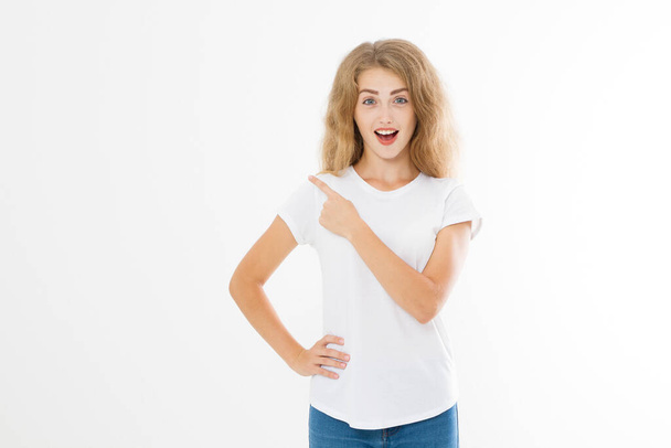 Πορτρέτο του χαμογελαστού νεαρή ξανθιά καυκάσια γυναίκα φορώντας το καλοκαίρι t πουκάμισο δείχνοντας χώρο αντίγραφο με το δάχτυλο απομονώνονται σε λευκό πρότυπο και κενό φόντο. Σοκ και ενθουσιασμένο πρόσωπο. - Φωτογραφία, εικόνα