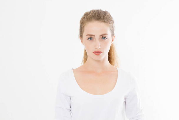 Όμορφη καυκάσιος γυναίκα σε λευκό t πουκάμισο απομονώνονται σε λευκό φόντο. Τέλεια περιποίηση δέρματος και νεανικό γυναικείο πρόσωπο. Αντιγραφή χώρου - Φωτογραφία, εικόνα