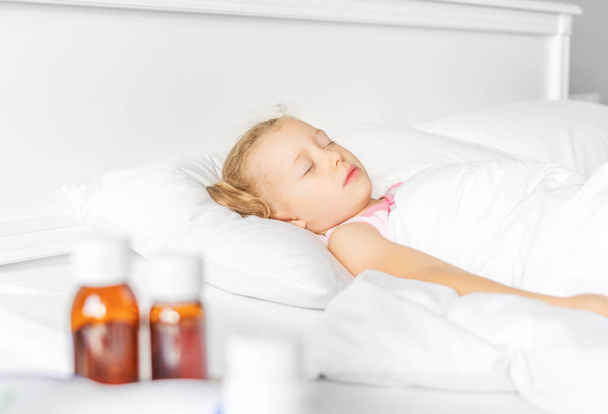 The child sleeps when sick after taking medication. - Zdjęcie, obraz