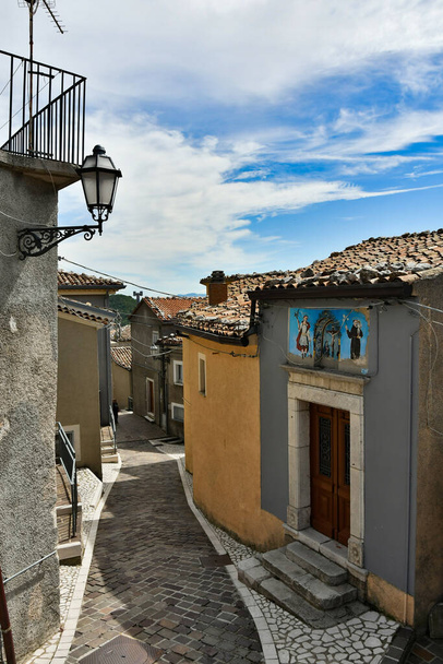 A narrow street in Castelgrande, a rural village in the province of Potenza in Basilicata, Italy. - Foto, immagini