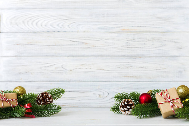 Πρωτοχρονιά Χριστούγεννα διάθεση, κουτί δώρου, κλαδιά ενός χριστουγεννιάτικου δέντρου, διακοσμήσεις Πρωτοχρονιάς σε έγχρωμο φόντο. - Φωτογραφία, εικόνα