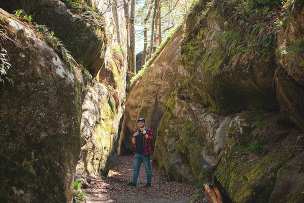 Mann wandert mit Rucksack auf Wanderweg in Schlucht Taubenbusch Felsen Ukraine - Foto, Bild