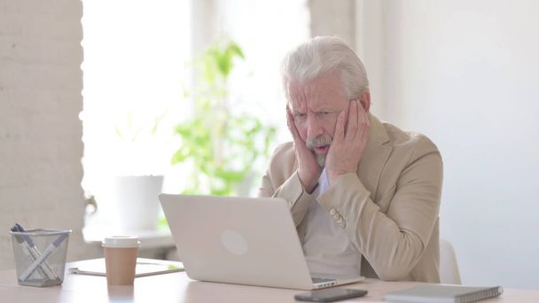 Senior Old Man Reacting to Loss While using Laptop - Zdjęcie, obraz