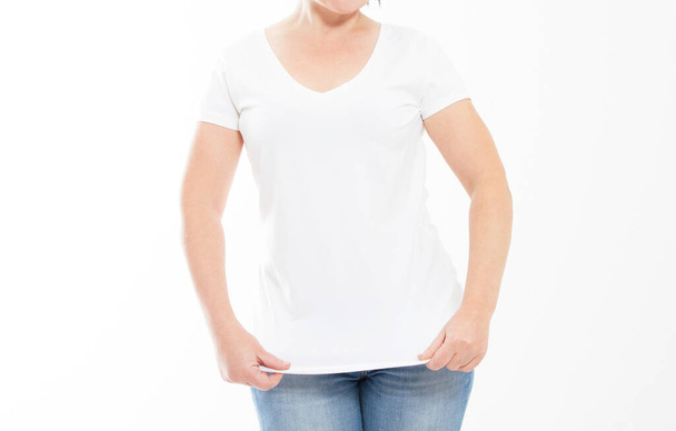 Nainen valkoisessa t-paidassa eristettynä. T-paita mallina, kopioi tilaa. - Valokuva, kuva