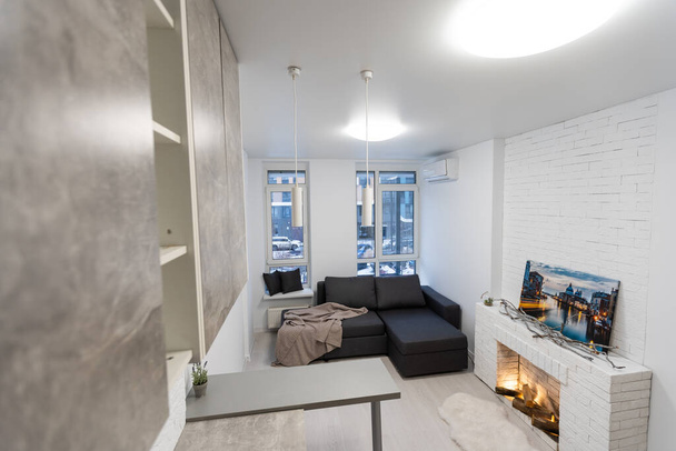 Modern stúdió apartman kis konyhával, kanapéval - Fotó, kép