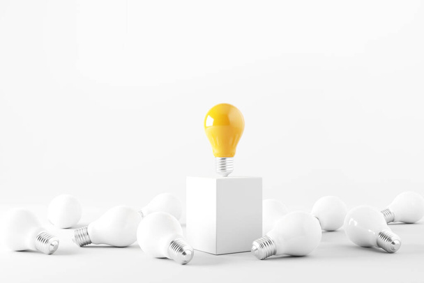 Minimale Idee einer gelben Glühbirne auf Würfel, umgeben von weißen Glühbirnen auf weißem Hintergrund. 3D-Darstellung. Idee kreatives Konzept. Kopierraum - Foto, Bild